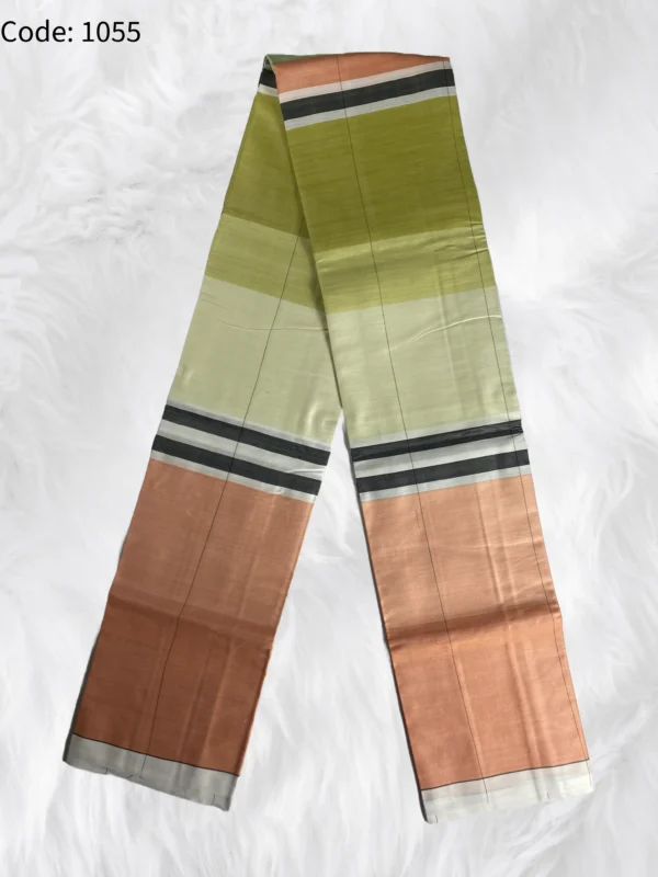 e-Tati Signature Plus Lungi - 1055 (Handmade) - Image 2